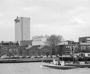 60247 Gezicht over het Amsterdam-Rijnkanaal op de Keulsekade te Utrecht, umet de gebouwen van de Tabaksfabriek, ...